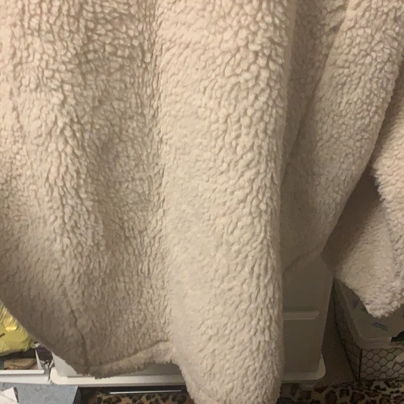 Urban Outfitters BDG cream colored Sherpa fleece jacket, front pockets, zip - Picture 7 of 11
